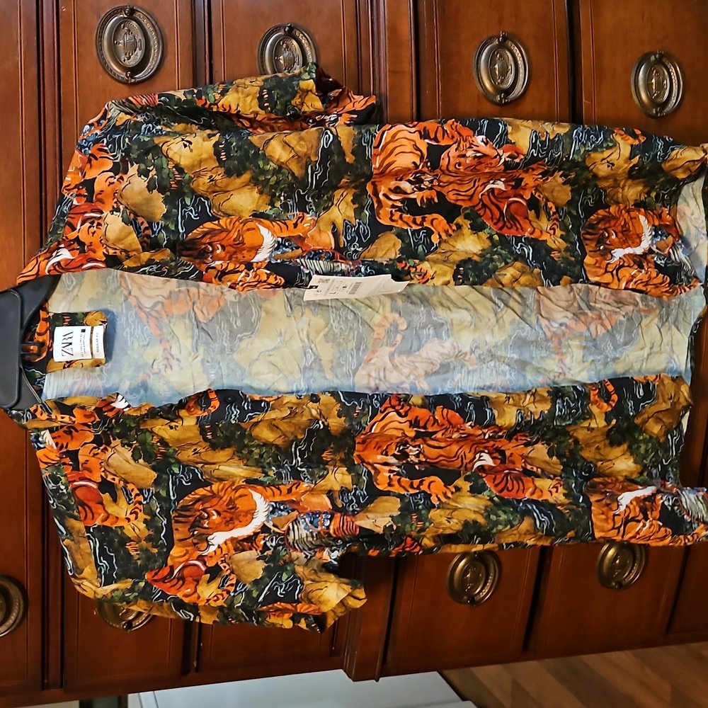 Nwt ZARA MENS Button Up SHirt.